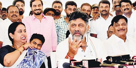 ಮೈಸೂರಿನಲ್ಲಿ ಸುದ್ದಿಗಾರರನ್ನು ಉದ್ದೇಶಿಸಿ ಮಾತನಾಡಿದ ಡಿಕೆ ಶಿವಕುಮಾರ್, ಸಚಿವೆ ಲಕ್ಷ್ಮಿ ಹೆಬ್ಬಾಳ್ಕರ್, ಎಚ್ಸಿ ಮಹದೇವಪ್ಪ ಇದ್ದಾರೆ