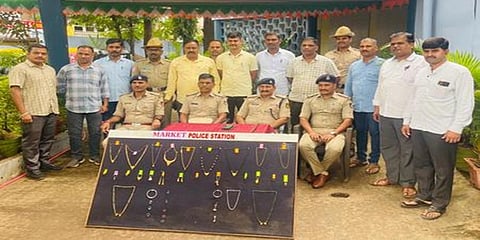 ವಶಕ್ಕೆ ಪಡೆದ ಚಿನ್ನಾಭರಣಗಳೊಂದಿಗೆ ಬೆಳಗಾವಿಯ ಮಾರ್ಕೆಟ್ ಪೊಲೀಸರು