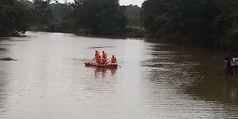 ಹಾರಂಗಿ ನೀರಿನಲ್ಲಿ ಶೋಧ ಕಾರ್ಯಾಚರಣೆ ನಡೆಯುತ್ತಿರುವುದು