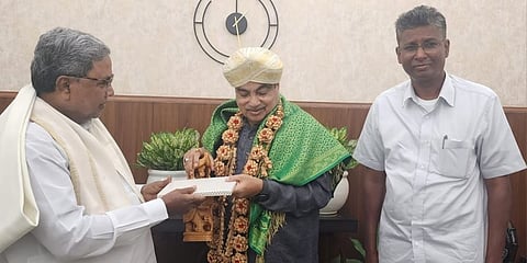 ಕೇಂದ್ರ ಹೆದ್ದಾರಿ ಸಚಿವ ನಿತಿನ್ ಗಡ್ಕರಿ ಭೇಟಿಯಾದ ಸಿಎಂ ಸಿದ್ದರಾಮಯ್ಯ, ಸಚಿವ ಸತೀಶ್ ಜಾರಕಿಹೊಳಿ ಉಪಸ್ಥಿತಿ