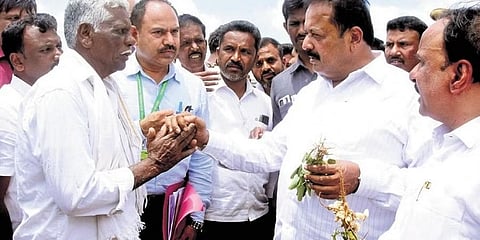 ರೈತರೊಂದಿಗೆ ಮಾತುಕತೆ ನಡೆಸುತ್ತಿರುವ ಕೃಷಿ ಸಚಿವ ಚೆಲುವರಾಯಸ್ವಾಮಿ.