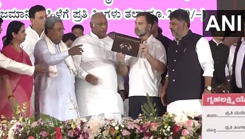 ಗೃಹಲಕ್ಷ್ಮೀ ಯೋಜನೆಗೆ ಚಾಲನೆ ನೀಡುತ್ತಿರುವ ರಾಹುಲ್ ಗಾಂಧಿ.