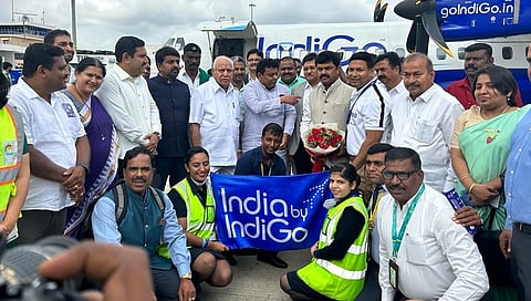 ವಿಮಾನ ಹತ್ತುವುದಕ್ಕೂ ಮುನ್ನ ನಾಯಕರೊಂದಿಗಿರುವ ಬಿ.ಎಸ್.ಯಡಿಯೂರಪ್ಪ