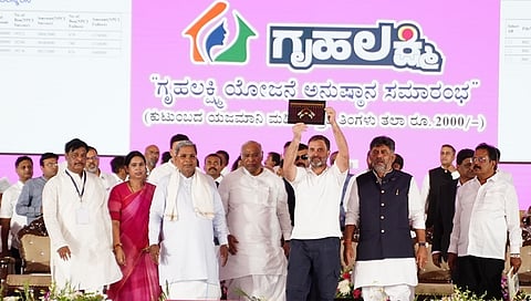 ಗೃಹಲಕ್ಷ್ಮೀ ಯೋಜನೆಗೆ ಚಾಲನೆ ನೀಡುವ ಕಾರ್ಯಕ್ರಮದ ವೇದಿಕೆಯಲ್ಲಿ ಕಾಂಗ್ರೆಸ್ ನಾಯಕರು.