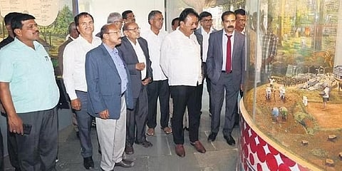 ಜಿಕೆವಿಕೆ ಕ್ಯಾಂಪಸ್ ನಲ್ಲಿ ಮ್ಯೂಸಿಯಂ ವೀಕ್ಷಿಸುತ್ತಿರುವ ಚಲುವರಾಯಸ್ವಾಮಿ