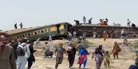 ಪಾಕಿಸ್ತಾನದಲ್ಲಿ ಹಳಿತಪ್ಪಿದ ರೈಲಿನ ಬೋಗಿಗಳು