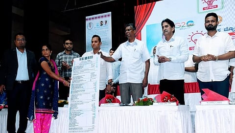 ಬೆಳಗಾವಿಯಲ್ಲಿ ಪಿಡಬ್ಲ್ಯುಡಿ ಸಚಿವ ಸತೀಶ್ ಜಾರಕಿಹೊಳಿ ಅವರು ಗೃಹ ಜ್ಯೋತಿಗೆ ಚಾಲನೆ ನೀಡಿದ ಸಂದರ್ಭದಲ್ಲಿ ಫಲಾನುಭವಿಗೆ ಶೂನ್ಯ ಬಿಲ್ ನೀಡುತ್ತಿರುವುದು.