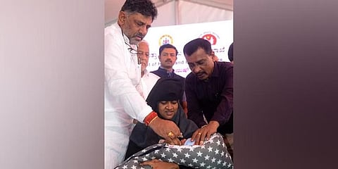 ಮಗುವಿಗೆ ಲಸಿಕೆ ಹಾಕುತ್ತಿರುವ ಉಪ ಮುಖ್ಯಮಂತ್ರಿ ಡಿಕೆ.ಶಿವಕುಮಾರ್.