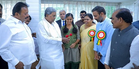 ಹುಬ್ಬಳ್ಳಿ ವಿಮಾನ ನಿಲ್ದಾಣದಲ್ಲಿ ಸಿಎಂ ಸಿದ್ದರಾಮಯ್ಯರನ್ನು ಭೇಟಿ ಮಾಡಿದ ಒಂಬತ್ತನೇ ತರಗತಿ ಬಾಲಕಿ