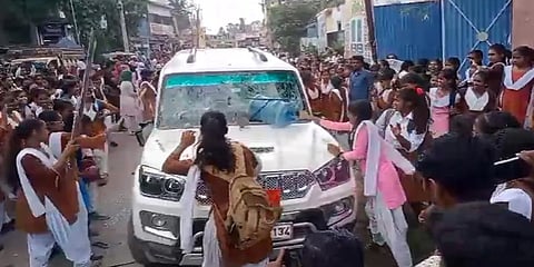 ಬಿಇಒ ಕಾರು ಧ್ವಂಸಗೊಳಿಸಿದ ವಿದ್ಯಾರ್ಥಿನಿಯರು