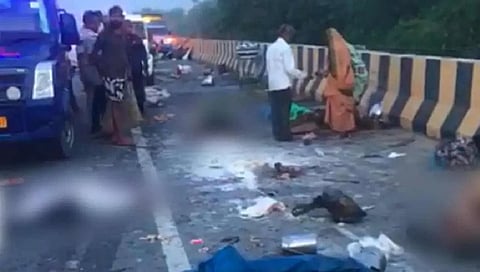 ರಾಜಸ್ಥಾನ: ಸೇತುವೆ ಮೇಲೆ ಕೆಟ್ಟು ನಿಂತಿದ್ದ ಬಸ್ಗೆ ಲಾರಿ ಡಿಕ್ಕಿ, 11 ಮಂದಿ ಸಾವು; 12 ಜನರಿಗೆ ಗಂಭೀರ ಗಾಯ