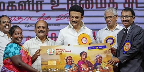 ತಮಿಳುನಾಡಿನ ಮುಖ್ಯಮಂತ್ರಿ ಎಂಕೆ ಸ್ಟಾಲಿನ್ ಅವರು ಮಹಿಳೆಯರಿಗೆ ಮಾಸಿಕ 1,000 ರೂ. ಆರ್ಥಿಕ ನೆರವು ಒದಗಿಸುವ ಯೋಜನೆಗೆ ಚಾಲನೆ ನೀಡಿದರು.