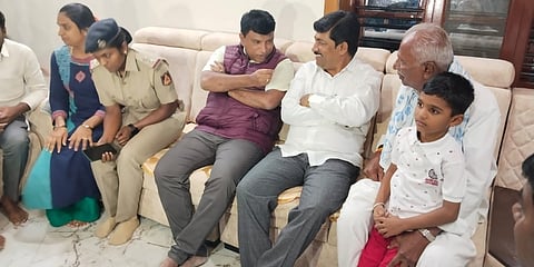 ಕಿಡ್ನಾಪ್ ಆಗಿದ್ದ ಬಾಲಕನೊಂದಿಗೆ ಕೋಲಾರ ಎಸ್ ಪಿ ನಾರಾಯಣ್