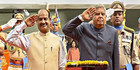 ನೂತನ ಸಂಸತ್ ಕಟ್ಟಡದಲ್ಲಿ ಧ್ವಜಾರೋಹಣ ಸಮಾರಂಭದಲ್ಲಿ ಲೋಕಸಭೆ ಸ್ಪೀಕರ್ ಓಂ ಬಿರ್ಲಾ ಅವರೊಂದಿಗೆ ರಾಜ್ಯಸಭಾ ಅಧ್ಯಕ್ಷ ಜಗದೀಪ್ ಧನಕರ್.