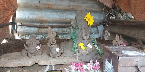 ಗ್ರಾಮವೊಂದರಲ್ಲಿ ಮಕ್ಕಳು ಮಣ್ಣಿನ ಗಣೇಶ ಮೂರ್ತಿ ತಯಾರಿಸಿ ಮೂರ್ತಿಗೆ ಗರಿಕೆ, ಹೂವು ಇಟ್ಟು ಪೂಜೆ ಮಾಡಿದ್ದು ಹೀಗೆ