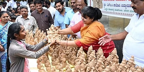 ಮಾಜಿ ಶಾಸಕಿ ಸೌಮ್ಯ ರೆಡ್ಡಿ ಪರಿಸರ ಸ್ನೇಹಿ ಗಣಪತಿ ವಿತರಿಸುತ್ತಿರುವುದು