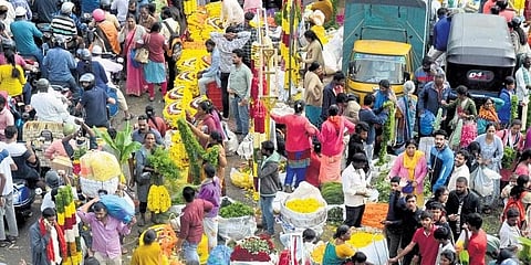 ಗೌರಿ-ಗಣೇಶ ಹಬ್ಬದ ಮುನ್ನಾದಿನವಾದ ಭಾನುವಾರದಂದು ಬೆಂಗಳೂರಿನ ಸಿಟಿ ಮಾರ್ಕೆಟ್ನಲ್ಲಿ ಜನರು ಹೂವು ಮತ್ತು ಇತರ ಪೂಜಾ ಸಾಮಗ್ರಿಗಳ ಖರೀದಿಸುತ್ತಿರುವುದು.