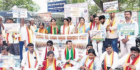ತಮಿಳುನಾಡಿಗೆ ಕಾವೇರಿ ನೀರು ಬಿಡುವುದನ್ನು ವಿರೋಧಿಸಿ ಭಾನುವಾರ ಮಂಡ್ಯದಲ್ಲಿ ರೈತ ಹಿತರಕ್ಷಣಾ ಸಮಿತಿ ಧರಣಿ ನಡೆಸಿತು.