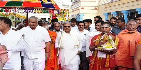 ಮುಖ್ಯಮಂತ್ರಿ ಸಿದ್ದರಾಮಯ್ಯ ಇಂದು ಮಲೆ ಮಹದೇಶ್ವರ ದೇವಾಲಯಕ್ಕೆ ಭೇಟಿ ನೀಡಿ ಪೂಜೆ ಸಲ್ಲಿಸಿ, ಬಳಿಕ ಮಾದೇಶ್ವರನ ಬೆಳ್ಳಿ ರಥೋತ್ಸವದಲ್ಲಿ ಭಾಗಿಯಾದರು