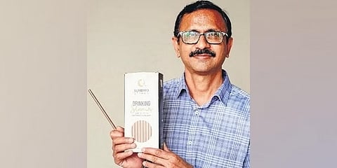ಪ್ರೊ. ಸಾಜಿ ವರ್ಗೀಸ್ ಸ್ಟ್ರಾಗಳೊಂದಿಗೆ