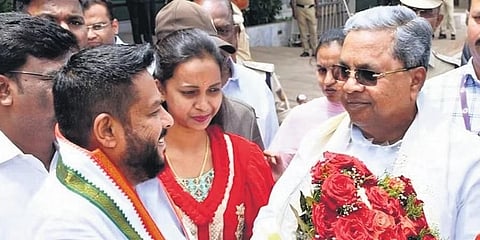 ಬಳ್ಳಾರಿ ಜಿಲ್ಲಾ ಉಸ್ತುವಾರಿ ಸಚಿವ ಬಿ.ನಾಗೇಂದ್ರ ಅವರು ಶನಿವಾರ ಸಿಎಂ ಸಿದ್ದರಾಮಯ್ಯ ಅವರನ್ನು ಸ್ವಾಗತಿಸಿದರು.