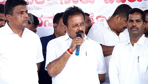 ಪ್ರತಿಭಟನಾನಿರತ ರೈತರನ್ನುದ್ದೇಶಿಸಿ ಮಾತನಾಡುತ್ತಿರುವ ಕೃಷಿ ಸಚಿವ.