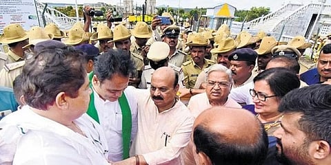 ಮಾಜಿ ಮುಖ್ಯಮಂತ್ರಿ ಬಸವರಾಜ ಬೊಮ್ಮಾಯಿ ಸೇರಿದಂತೆ ಬಿಜೆಪಿ ಮುಖಂಡರು ಮಂಡ್ಯ ಜಿಲ್ಲೆಯ ಕೆಆರ್ ಎಸ್ ಜಲಾಶಯದ ಎದುರು ನಿಂತು ಮಾತನಾಡುತ್ತಿರುವುದು.