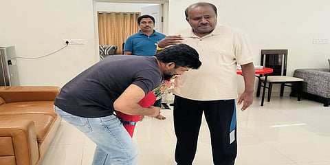 ಮಾಜಿ ಸಿಎಂ ಹೆಚ್ ಡಿ ಕುಮಾರಸ್ವಾಮಿ ಕಾಲಿಗೆ ನಮಸ್ಕರಿಸಿದ ಸಂಸದ ಪ್ರತಾಪ್ ಸಿಂಹ