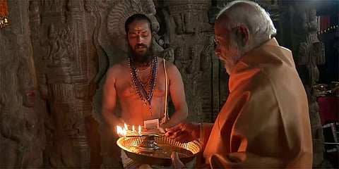 ಐತಿಹಾಸಿಕ ಲೇಪಾಕ್ಷಿ ದೇಗುಲಕ್ಕೆ ಪ್ರಧಾನಿ ಮೋದಿ ಭೇಟಿ