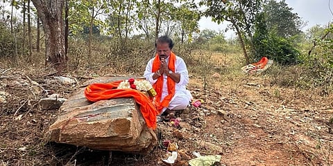 ಪ್ರಕಾಶ್ ಶಿಲ್ಪಿ ಕೃಷ್ಣ ಶಿಲೆಯ ಕಲ್ಲಿಗೆ ನಮಸ್ಕರಿಸುತ್ತಿರುವುದು