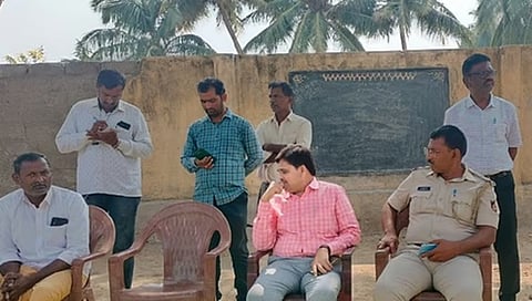 ಗ್ರಾಮದಲ್ಲಿ ಶಾಂತಿ ಸಭೆ ನಡೆಸುತ್ತಿರುವ ಅಧಿಕಾರಿಗಳು.