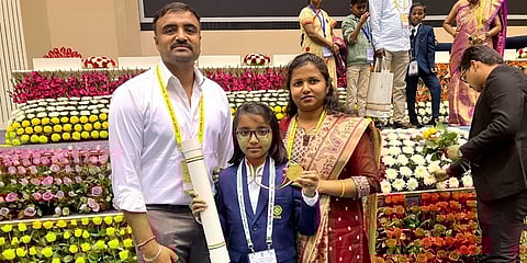 ದೆಹಲಿಯಲ್ಲಿ ಬಾಲ ಪುರಸ್ಕಾರ ಗೌರವ ಸಿಕ್ಕಿದ ನಂತರ ಪೋಷಕರೊಂದಿಗೆ ಚಾರ್ವಿ