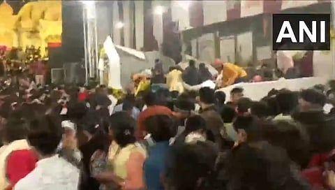 ಕುಸಿದು ಬಿದ್ದ ವೇದಿಕೆ.