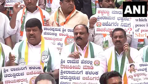 ಪ್ರತಿಭಟನಾನಿರತ ಕಾಂಗ್ರೆಸ್ ಕಾರ್ಯಕರ್ತರು.