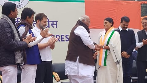 ಕಾಂಗ್ರೆಸ್ ಸೇರ್ಪಡೆಯಾದ ವೈಆಸ್ ಶರ್ಮಿಳಾ