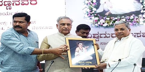 ಕನ್ನಡ ಮತ್ತು ಸಂಸ್ಕೃತಿ ಇಲಾಖೆ ವತಿಯಿಂದ ವಿಧಾನಸೌಧದ ಸಮ್ಮೇಳನ ಸಭಾಂಗಣದಲ್ಲಿ ಆಯೋಜಿಸಲಾಗಿದ್ದ ಜಗಜ್ಯೋತಿ ಬಸವಣ್ಣರವರ ಭಾವಚಿತ್ರವನ್ನು ಮುಖ್ಯಮಂತ್ರಿ ಸಿದ್ದರಾಮಯ್ಯ ಅನಾವರಣ ಮಾಡಿದರು.