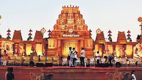 ಕಲಾವಿದ ಅರುಣ್ ಸಾಗರ್ ವಿನ್ಯಾಸಗೊಳಿಸಿರುವ ಉತ್ಸವದ ಮುಖ್ಯ ವೇದಿಕೆ ಗಾಯತ್ರಿ ಪೀಠ.