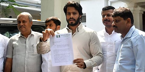 ಕಾಂಗ್ರೆಸ್ ಶಾಸಕ ಎಚ್ಸಿ ಬಾಲಕೃಷ್ಣ ವಿರುದ್ಧ ಜೆಡಿಎಸ್ ಯುವ ಘಟಕದ ಅಧ್ಯಕ್ಷ ನಿಖಿಲ್ ಕುಮಾರಸ್ವಾಮಿ ದೂರು ನೀಡಿದರು.
