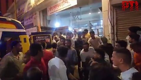ಗಾಯಾಳುಗಳನ್ನು ಆಸ್ಪತ್ರೆಗೆ ಸಾಗಿಸುತ್ತಿರುವುದು.