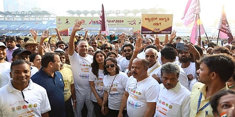 ವಿಶ್ವ ಕ್ಯಾನ್ಸರ್ ದಿನದ ಅಂಗವಾಗಿ ಆರೋಗ್ಯ ಮತ್ತು ಕುಟುಂಬ ಕಲ್ಯಾಣ ಇಲಾಖೆಯು ವಿವಿಧ ಸಂಘ ಸಂಸ್ಥೆಗಳ ಸಹಯೋಗದೊಂದಿಗೆ ಆಯೋಜಿಸಿದ್ದ 'ಕ್ಯಾನ್ ವಾಕ್' ಜಾಗೃತಿ ನಡಿಗೆ ಕಾರ್ಯಕ್ರಮಕ್ಕೆ ಇಂದು ಕಂಠೀರವ ಕ್ರೀಡಾಂಗಣದಲ್ಲಿ ಚಾಲನೆ ನೀಡಿದ ಆರೋಗ್ಯ ಸಚಿವ ದಿನೇಶ್ ಗುಂಡೂರಾವ್