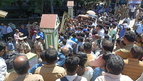 ಸೇಂಟ್ ಗೆರೋಸಾ ಶಾಲೆ ಬಳಿ ಪ್ರತಿಭಟನೆ