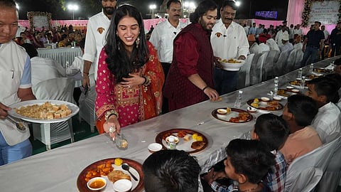 ಗ್ರಾಮಸ್ಥರಿಗೆ ಉಣಬಡಿಸಿದ ಅನಂತ್ ಅಂಬಾನಿ-ರಾಧಿಕಾ ಮರ್ಚೆಂಟ್ 