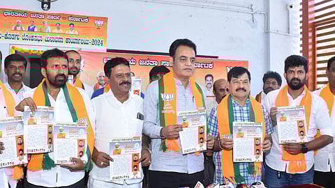 ಸಂಸದ ಪ್ರತಾಪ್ ಸಿಂಹ 10 ವರ್ಷಗಳಲ್ಲಿ  ತಂದಿರುವ ಹಾಗೂ ಕಾರ್ಯಗತ ಮಾಡಿರುವ ಪ್ರಮುಖ ಯೋಜನೆಗಳ “ರಿಪೋರ್ಟ್ ಕಾರ್ಡ್” ನ್ನು   ಮಾಜಿ ಸಚಿವ ಅಶ್ವಥ್ ನಾರಾಯಣ ಬಿಡುಗಡೆ ಮಾಡಿದರು.