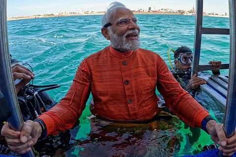 ದ್ವಾರಕಾ ನಗರದಲ್ಲಿ ಅಂಡರ್ ವಾಟರ್ ಪೂಜೆ ಸಲ್ಲಿಸಿದ ಪ್ರಧಾನಿ ಮೋದಿ