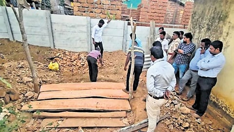 ಬಾವಿ ಮುಚ್ಚುತ್ತಿರುವ ಅಧಿಕಾರಿಗಳು