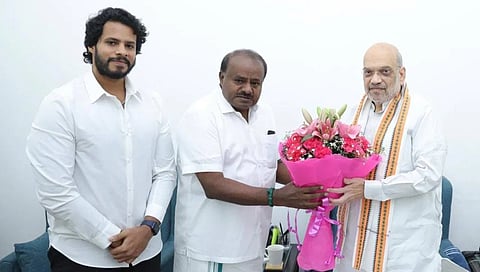 ಅಮಿತ್ ಶಾ ಭೇಟಿ ಮಾಡಿದ ಕುಮಾರಸ್ವಾಮಿ ಮತ್ತು ನಿಖಿಲ್ 