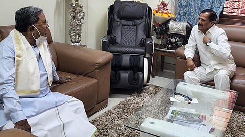 ಸಿಎಂ ಸಿದ್ದರಾಮಯ್ಯ ಜೊತೆ ಮುದ್ದಹನುಮೇಗೌಡ (ಸಂಗ್ರಹ ಚಿತ್ರ)