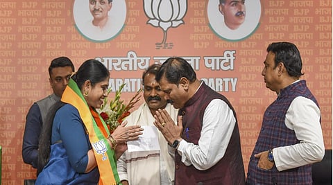 ವಿಜಯ ಧರಣಿ, ಕೇಂದ್ರ ಸಚಿವ ವಿಜಯ ಧರಣಿ ಮತ್ತಿತರರು