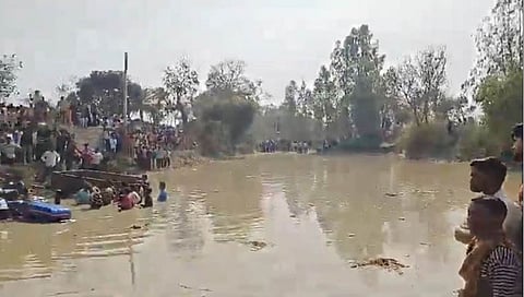 ಕೊಳಕ್ಕೆ ಬಿದ್ದ ಟ್ರ್ಯಾಕ್ಟರ್ ಟ್ರಾಲಿ
