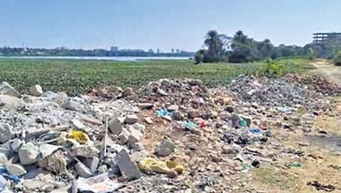 ಎಲೆ ಮಲ್ಲಪ್ಪ ಶೆಟ್ಟಿ ಕೆರೆ ಆವರಣದಲ್ಲಿ ಸುರಿದಿರುವ ಕಟ್ಟಡ ಅವಶೇಷಗಳು
